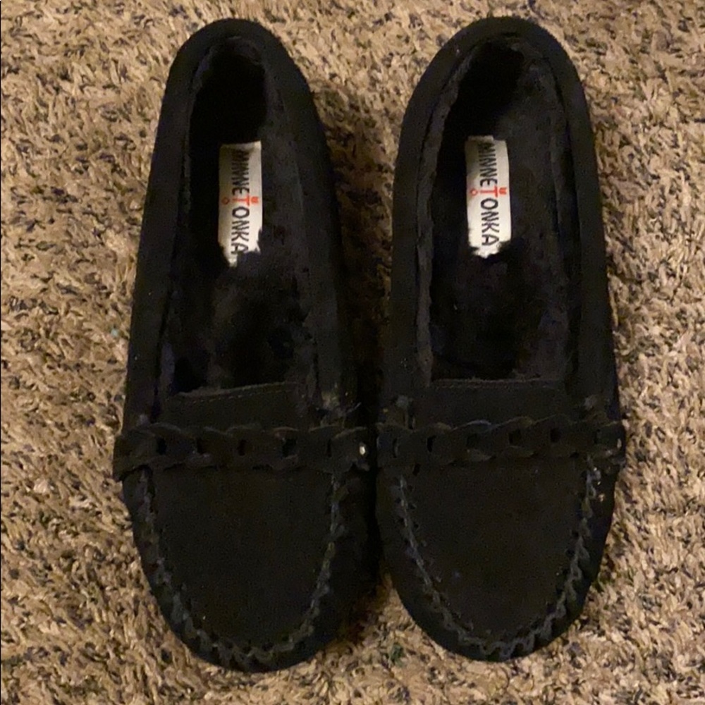 Black Minnetonka Linley Slippers / Moccasins